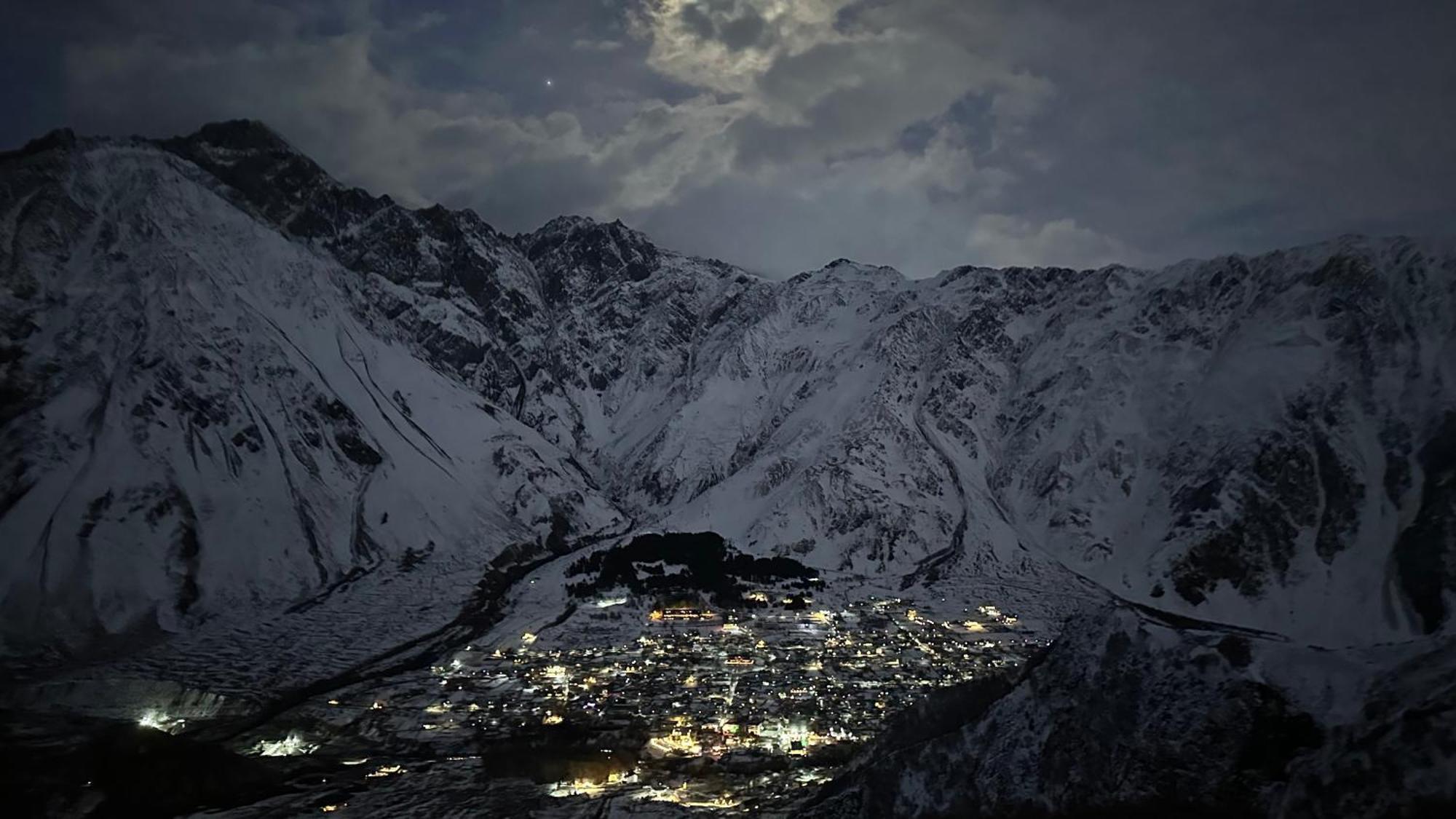 Hotel Axien Kazbegi Exterior photo